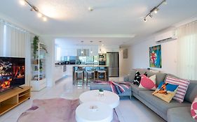Beachside Garden 2 Bed 2 Bath W Courtyard, Pool, Gym, Steps To Sand & Burleigh Pavilion